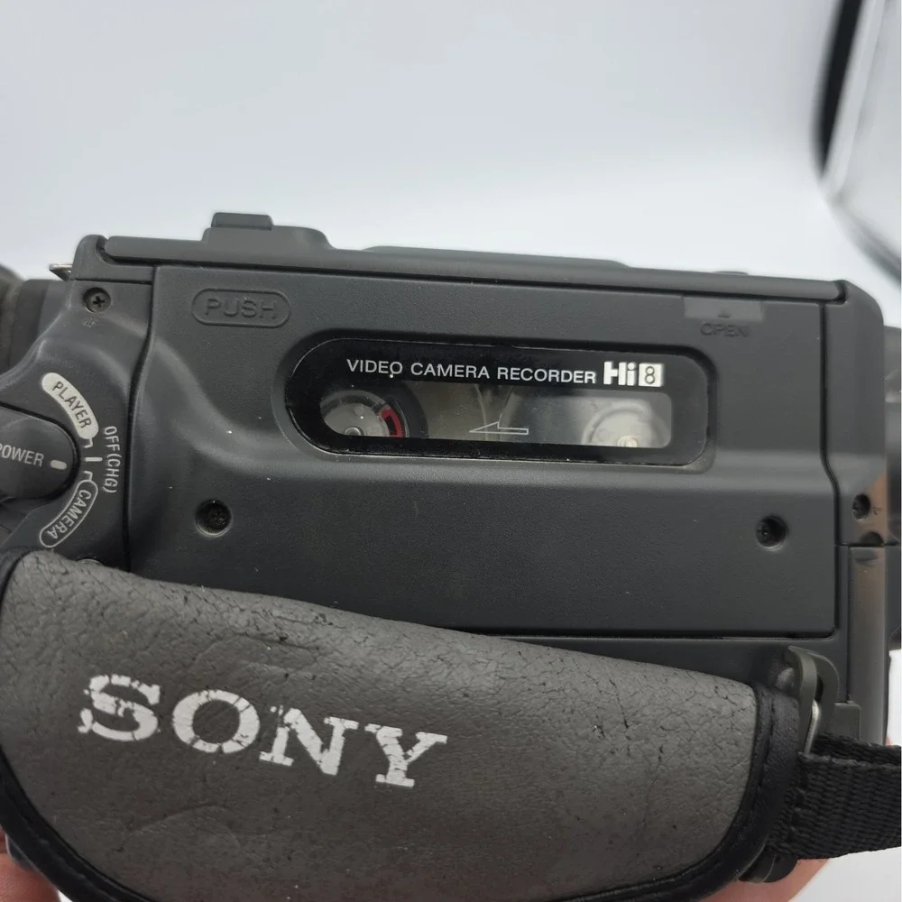 Sony Handycam CCD-TRV608 Silver 560x Digital Zoom Hi8 Camcorder - For Parts